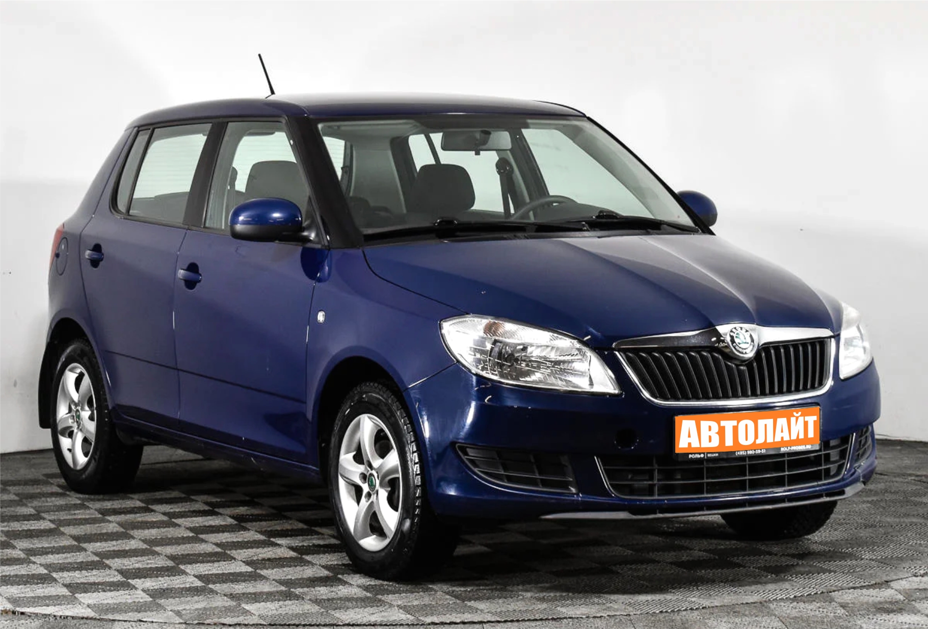 Купить шкоду фабию 1.6. Skoda Fabia 2. Шкода Фабия 2011. Skoda Fabia 2012. Шкода Фабия хэтчбек 2011.